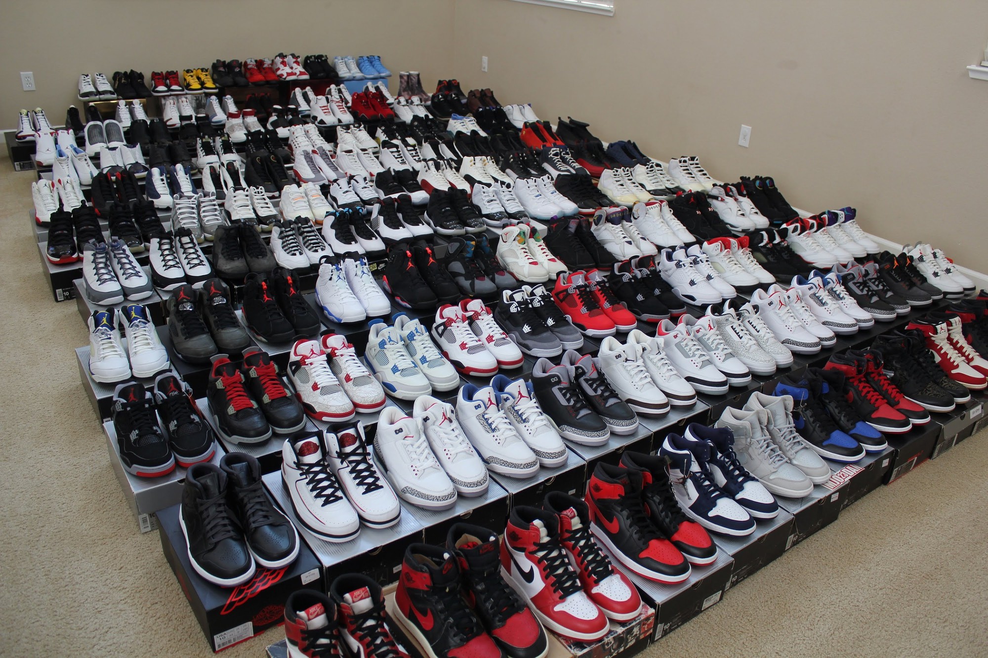 Nhóm thanh niên đi trấn lột giày Air Jordan nghìn đô, đến khi đem bán thì phát hiện ra hàng nhái giá bằng một phần mười-1