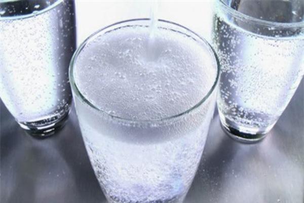 Học theo mẹo ngâm mặt bằng nước có gas, cô gái nhận cái kết không thể bất ngờ hơn!-1