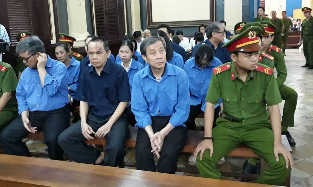 Xét xử đại án 6.300 tỉ: Hy hữu, bị cáo ôm con mới sinh hầu tòa-1