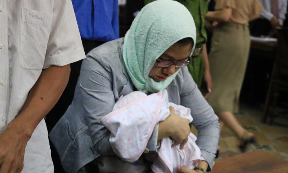 Xét xử đại án 6.300 tỉ: Hy hữu, bị cáo ôm con mới sinh hầu tòa-2