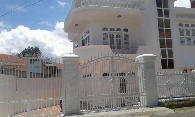 Người phụ nữ đi mua nhà bị lựu đạn nổ nát cả bàn tay-2