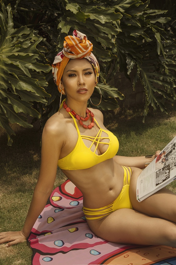 Á hậu Nguyễn Loan đầy nóng bỏng với bikini chào hè 2018-12