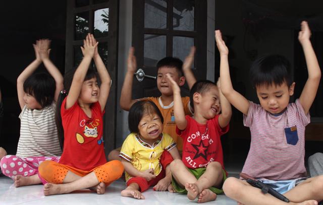 Cô gái 28 tuổi vẫn mang hình hài của đứa trẻ lên 3, lẫm chẫm tập đi từng bước-4