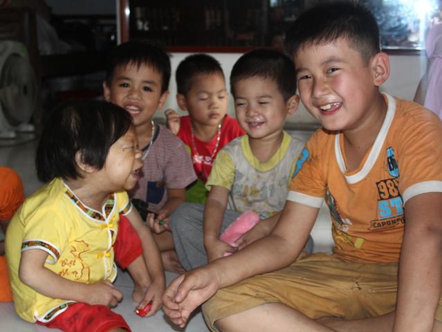 Cô gái 28 tuổi vẫn mang hình hài của đứa trẻ lên 3, lẫm chẫm tập đi từng bước-3