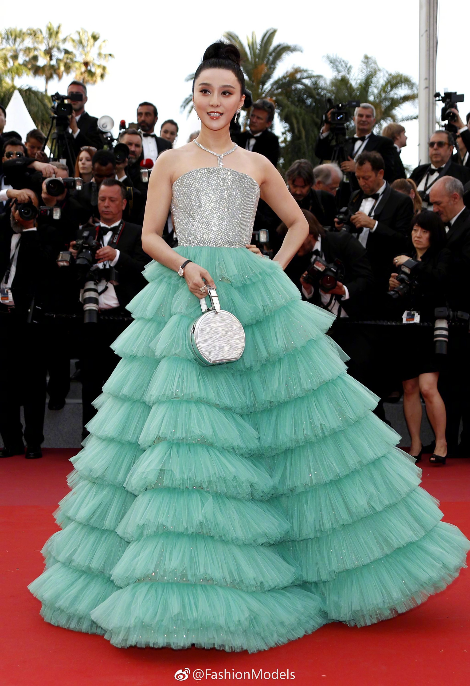 Cannes 2018: Phạm Băng Băng nhuộm xanh thảm đỏ, hở ngực vẫn được tận dụng triệt để-1