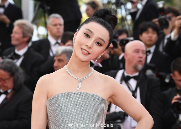 Cannes 2018: Phạm Băng Băng nhuộm xanh thảm đỏ, hở ngực vẫn được tận dụng triệt để-3