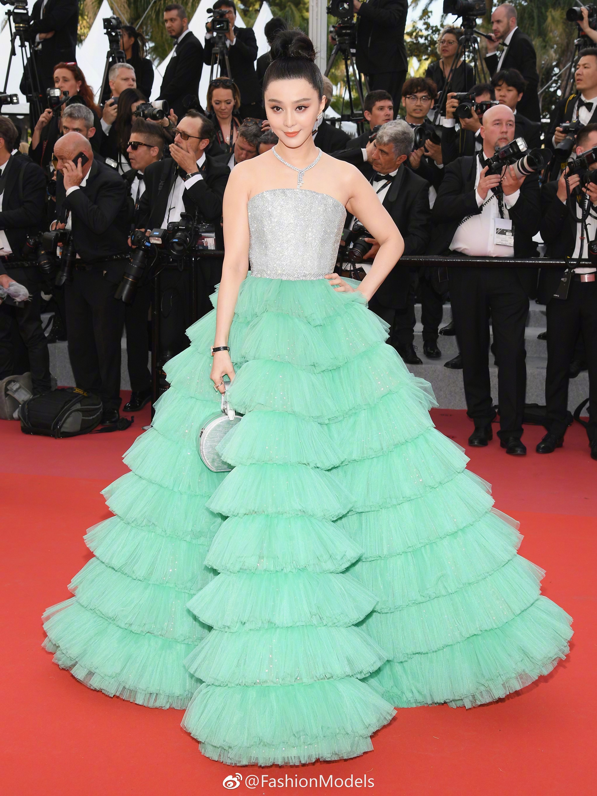 Cannes 2018: Phạm Băng Băng nhuộm xanh thảm đỏ, hở ngực vẫn được tận dụng triệt để-4