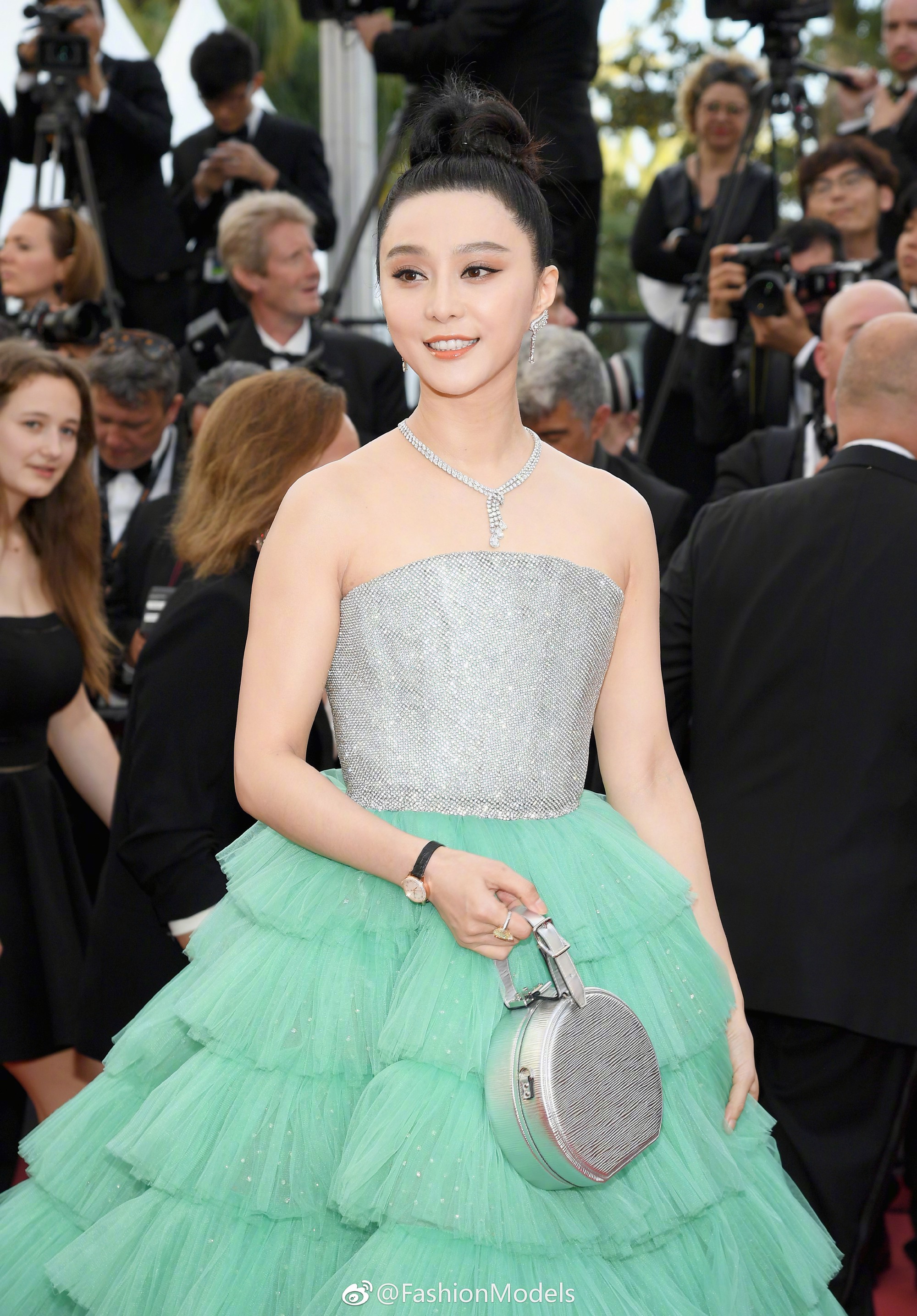 Cannes 2018: Phạm Băng Băng nhuộm xanh thảm đỏ, hở ngực vẫn được tận dụng triệt để-6