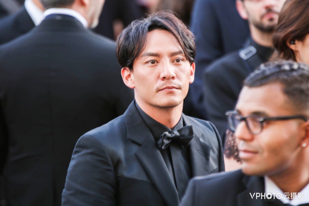 Cannes 2018: Phạm Băng Băng nhuộm xanh thảm đỏ, hở ngực vẫn được tận dụng triệt để-27