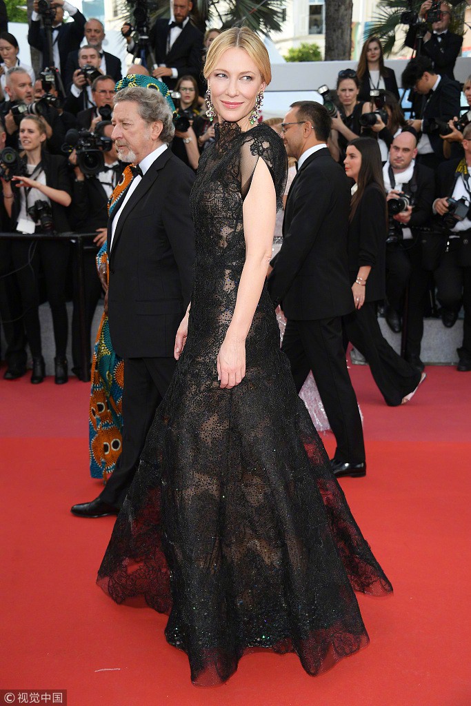 Cannes 2018: Phạm Băng Băng nhuộm xanh thảm đỏ, hở ngực vẫn được tận dụng triệt để-9