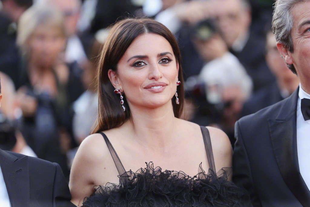 Cannes 2018: Phạm Băng Băng nhuộm xanh thảm đỏ, hở ngực vẫn được tận dụng triệt để-14