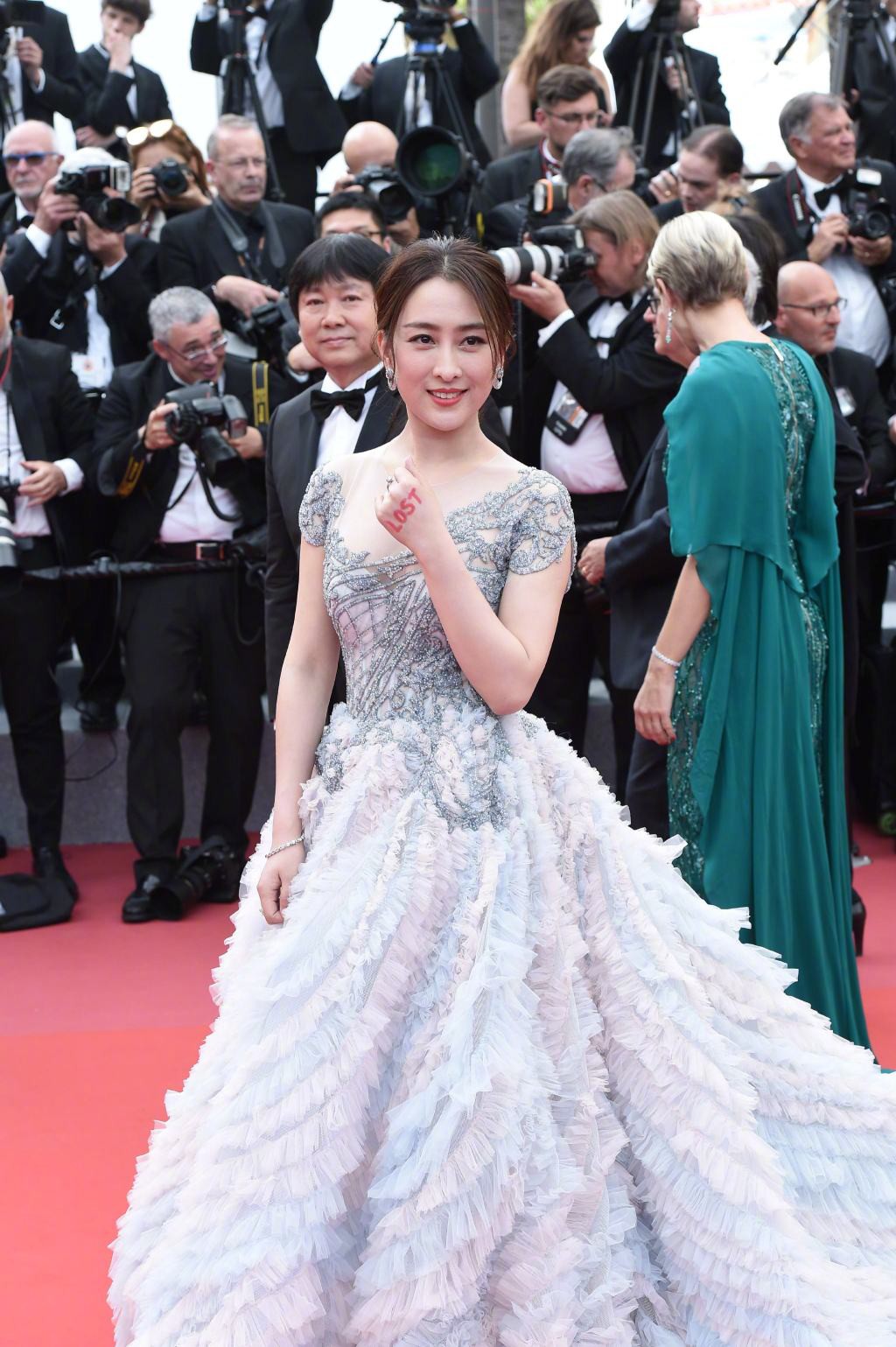 Cannes 2018: Phạm Băng Băng nhuộm xanh thảm đỏ, hở ngực vẫn được tận dụng triệt để-23