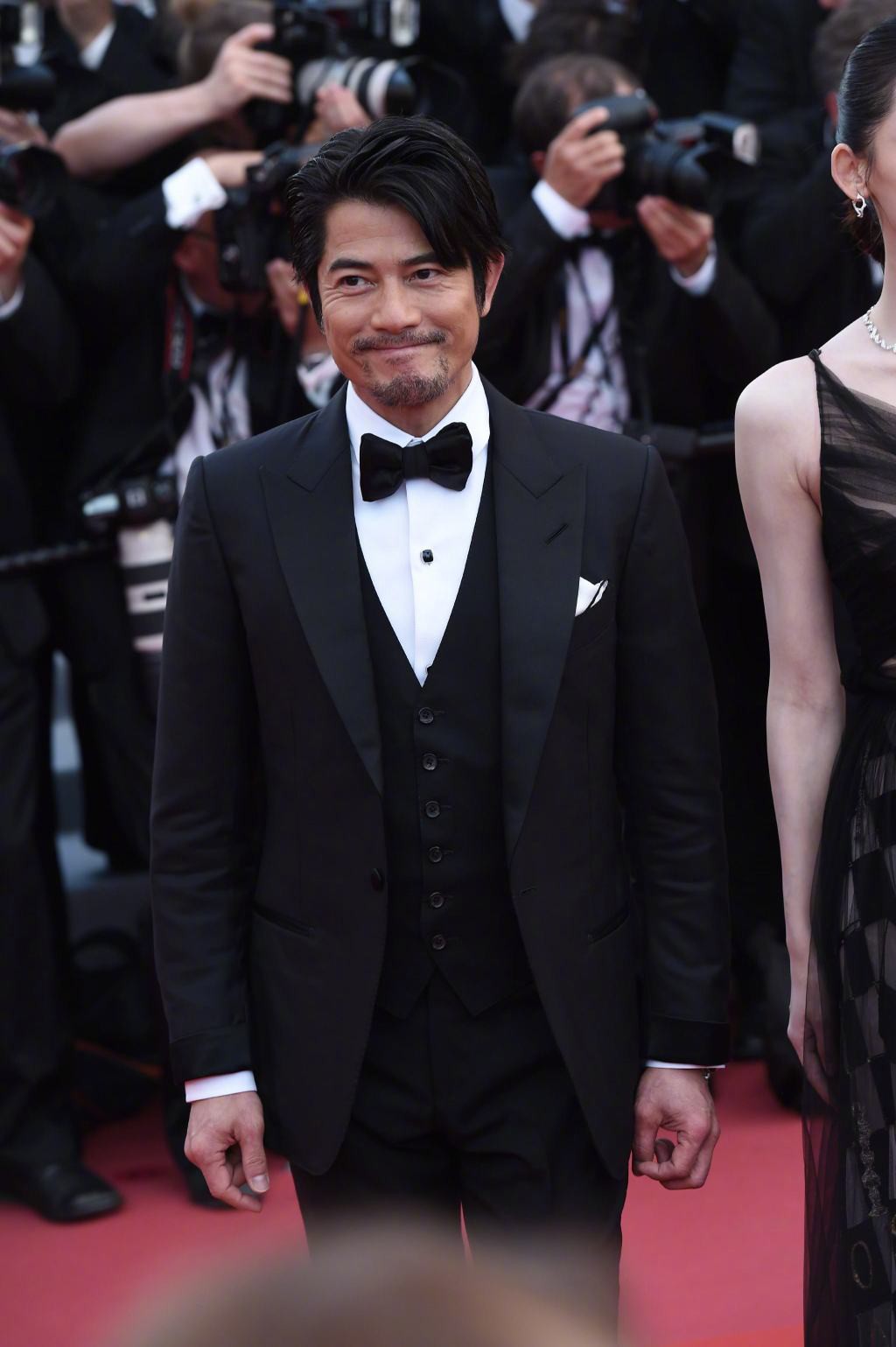 Cannes 2018: Phạm Băng Băng nhuộm xanh thảm đỏ, hở ngực vẫn được tận dụng triệt để-24