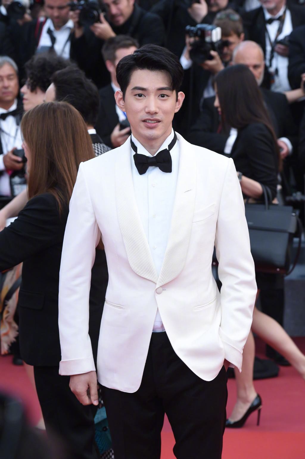 Cannes 2018: Phạm Băng Băng nhuộm xanh thảm đỏ, hở ngực vẫn được tận dụng triệt để-25