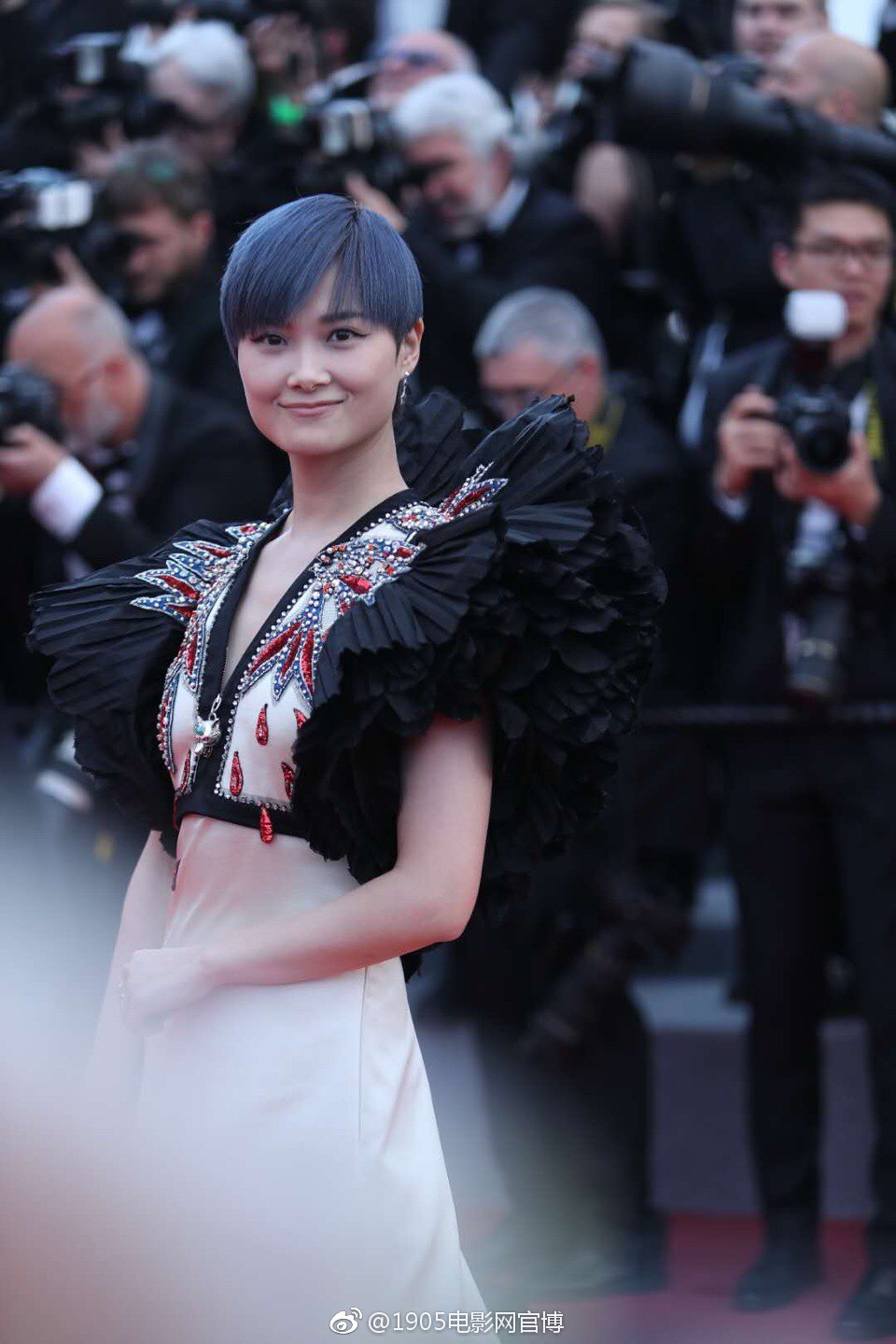 Cannes 2018: Phạm Băng Băng nhuộm xanh thảm đỏ, hở ngực vẫn được tận dụng triệt để-17
