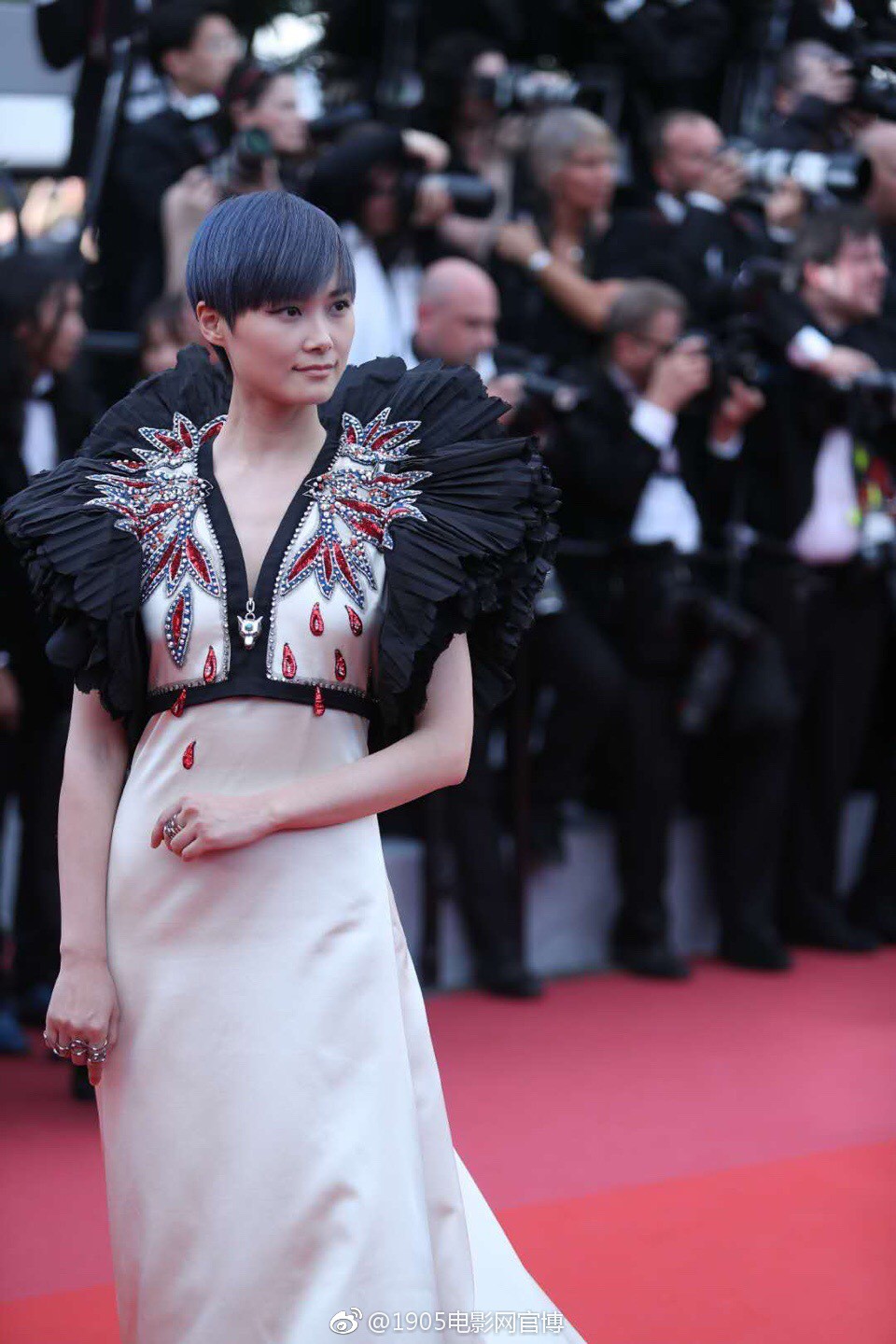 Cannes 2018: Phạm Băng Băng nhuộm xanh thảm đỏ, hở ngực vẫn được tận dụng triệt để-18