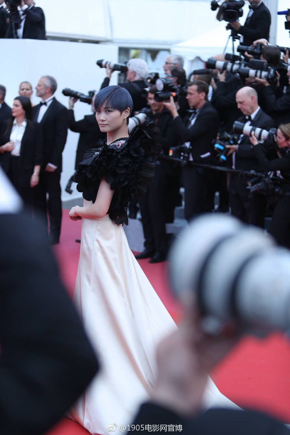 Cannes 2018: Phạm Băng Băng nhuộm xanh thảm đỏ, hở ngực vẫn được tận dụng triệt để-19