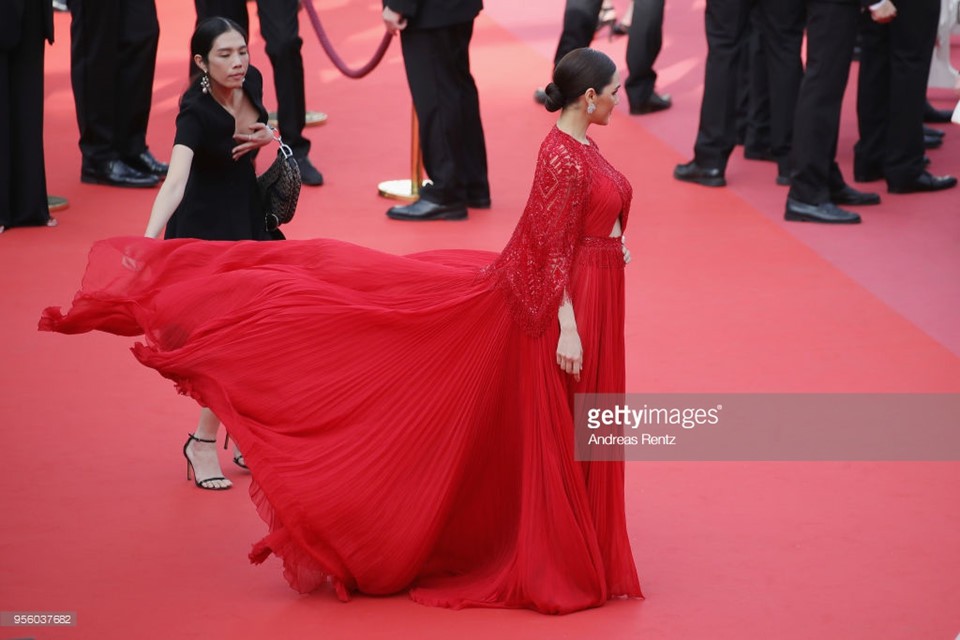 Cannes 2018: Phạm Băng Băng nhuộm xanh thảm đỏ, hở ngực vẫn được tận dụng triệt để-29