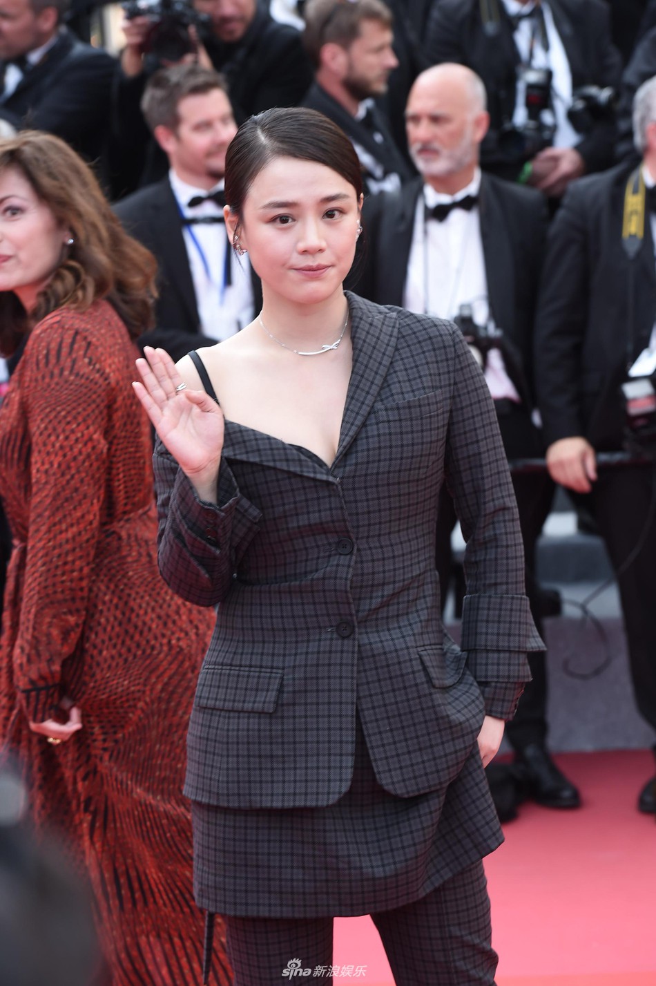 Cannes 2018: Phạm Băng Băng nhuộm xanh thảm đỏ, hở ngực vẫn được tận dụng triệt để-21