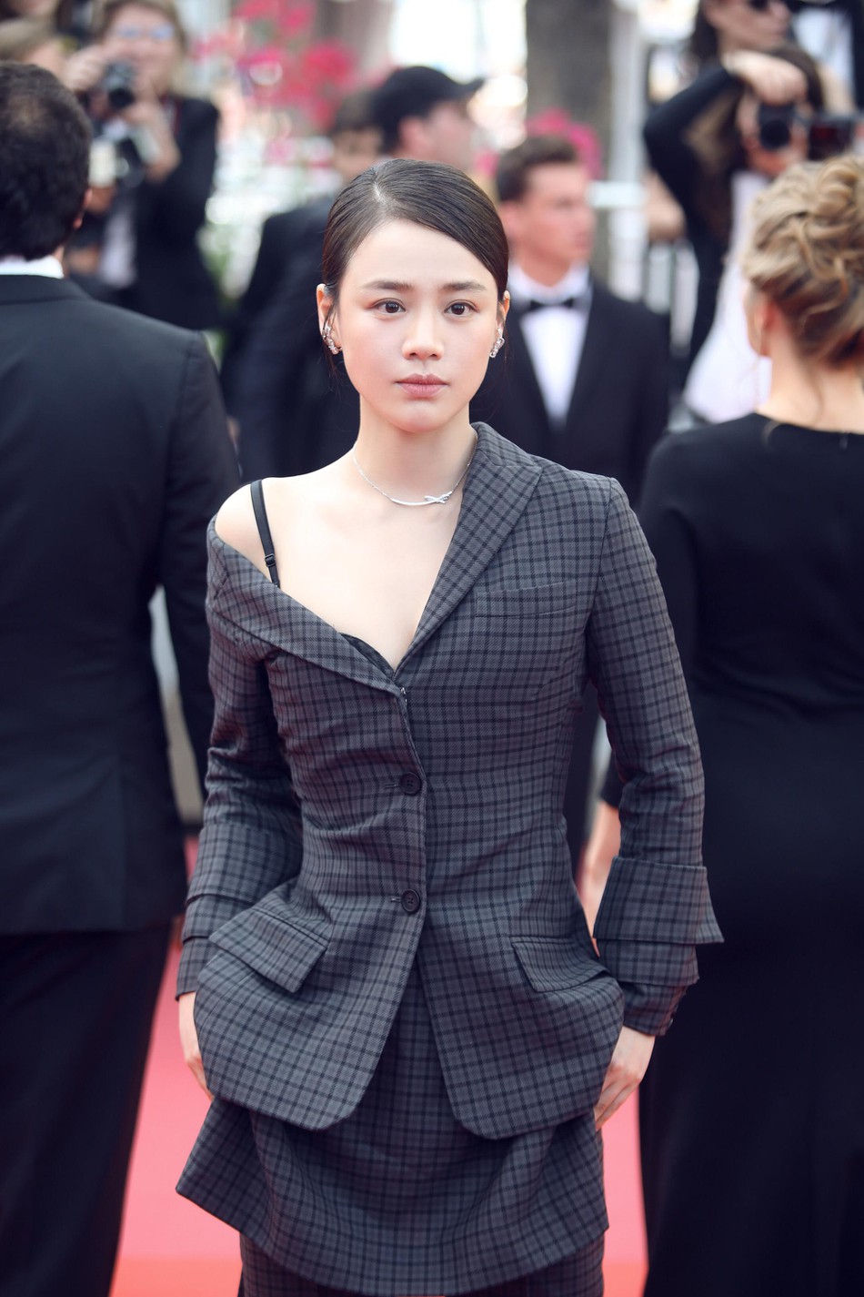 Cannes 2018: Phạm Băng Băng nhuộm xanh thảm đỏ, hở ngực vẫn được tận dụng triệt để-22