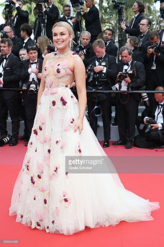 Cannes 2018: Phạm Băng Băng nhuộm xanh thảm đỏ, hở ngực vẫn được tận dụng triệt để-33