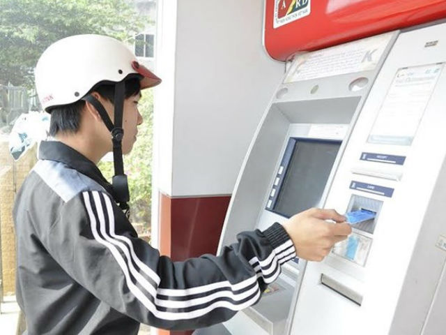 Tăng phí giao dịch ATM lên 10.000 đồng, ngân hàng mới hết lỗ?-1