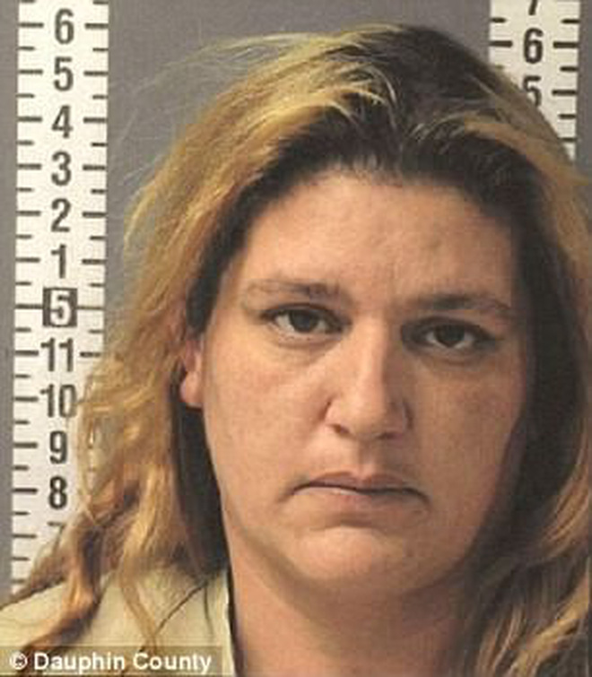 Bỏ đói 3 đứa con đến mức phải bóc vữa trên tường để ăn, cặp đôi bị kết án gần 40 năm tù-2