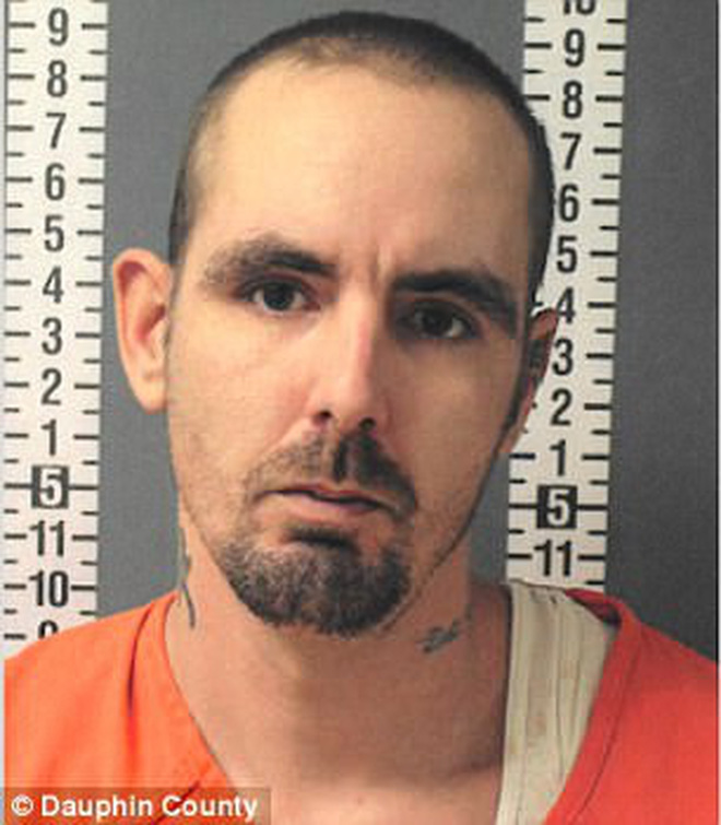 Bỏ đói 3 đứa con đến mức phải bóc vữa trên tường để ăn, cặp đôi bị kết án gần 40 năm tù-1