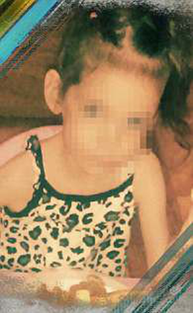 Bỏ đói 3 đứa con đến mức phải bóc vữa trên tường để ăn, cặp đôi bị kết án gần 40 năm tù-5