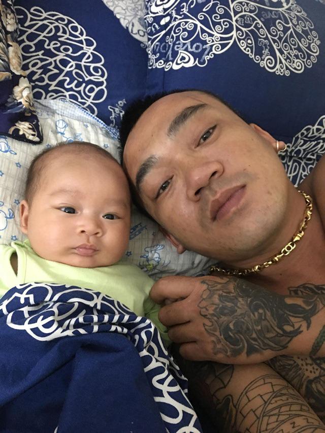 Ông bố xăm trổ ru con với lời lẽ bá đạo, xem clip chị em cười ngất-9