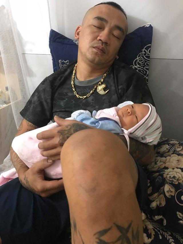 Ông bố xăm trổ ru con với lời lẽ bá đạo, xem clip chị em cười ngất-4