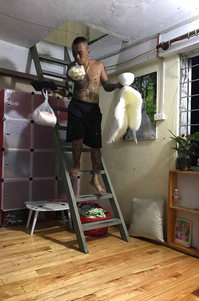 Ông bố xăm trổ ru con với lời lẽ bá đạo, xem clip chị em cười ngất-5