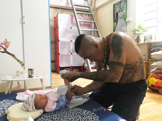 Ông bố xăm trổ ru con với lời lẽ bá đạo, xem clip chị em cười ngất-7