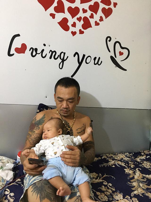 Ông bố xăm trổ ru con với lời lẽ bá đạo, xem clip chị em cười ngất-6