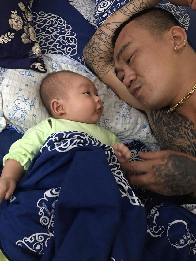 Ông bố xăm trổ ru con với lời lẽ bá đạo, xem clip chị em cười ngất-2