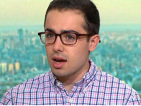 Chết cười với chị gái tóc vàng hoe đỏ mắt tìm cách... đổ xăng cho xe Tesla Model S-1