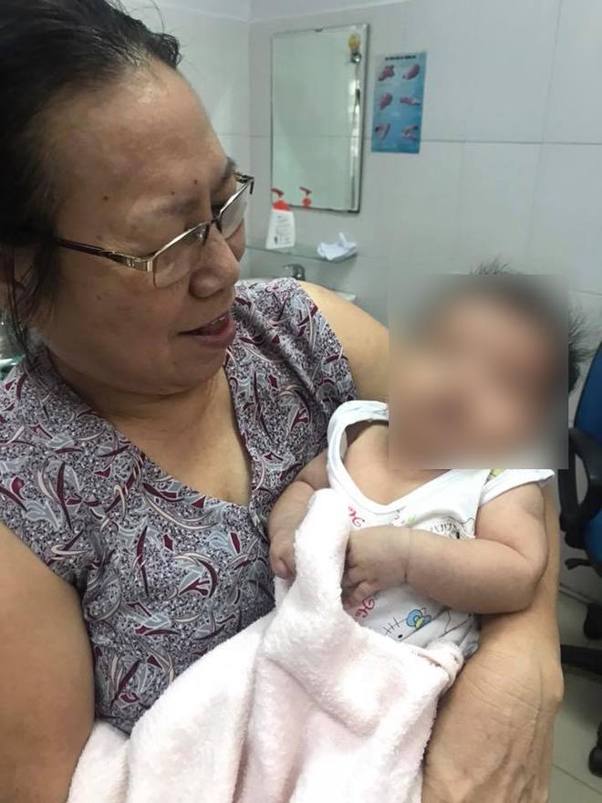 Rơ lưỡi cho con sau khi bú, hành động tai hại của mẹ khiến bé 2 tháng tuổi nhập viện-2