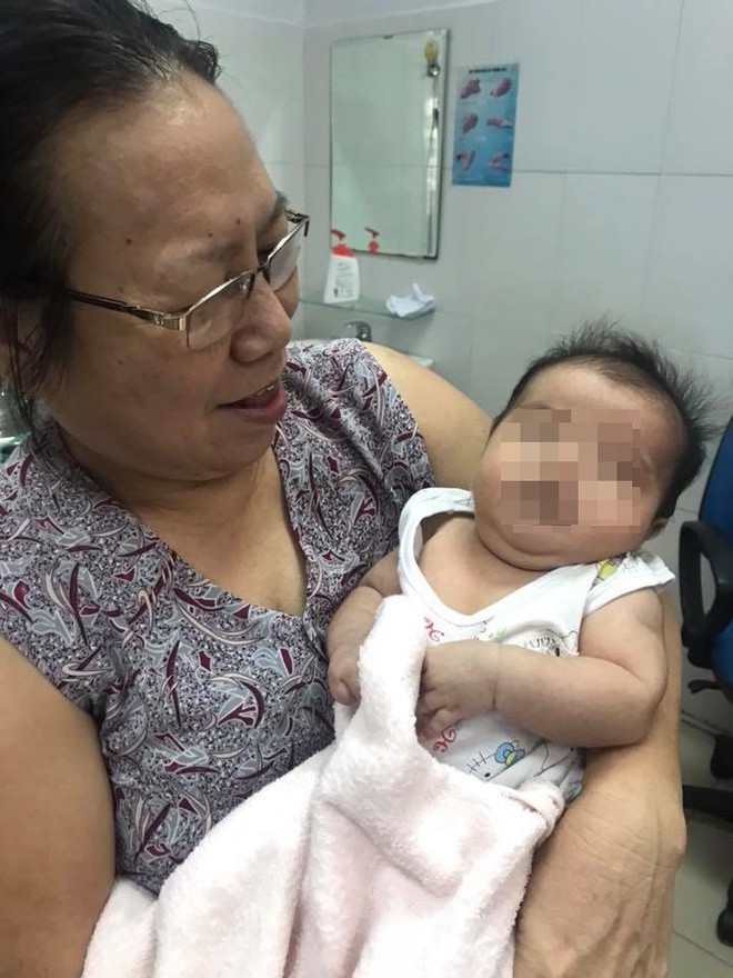 Mẹ dùng gạc rơ lưỡi cho con sau khi bú no, bé gái 2 tháng tuổi sặc sữa nguy kịch-3