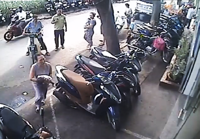 Mẹ dùng gạc rơ lưỡi cho con sau khi bú no, bé gái 2 tháng tuổi sặc sữa nguy kịch-1