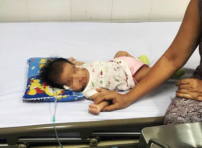 Mẹ dùng gạc rơ lưỡi cho con sau khi bú no, bé gái 2 tháng tuổi sặc sữa nguy kịch-2