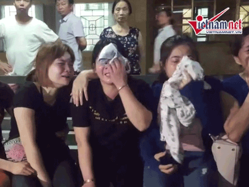 Video: Người nhà khóc ngất khi bệnh nhân vong tại BVĐK Hà Đông sau phẫu thuật dập xương tay