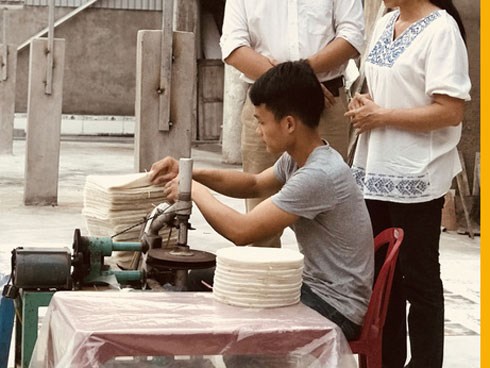 Lấy tiền cưới vợ xây xưởng, 8x trẻ quyết đưa bánh đa nem xuất khẩu