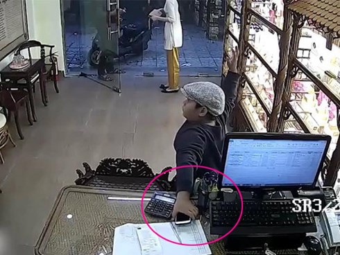 Cha dàn cảnh để con vào trộm điện thoại