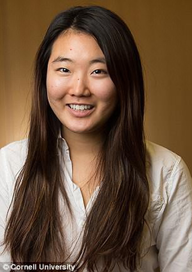 Bị giáo sư chỉ trích khi mặc quần ngắn, cô gái lột đồ ngay giữa buổi thuyết trình tốt nghiệp-4