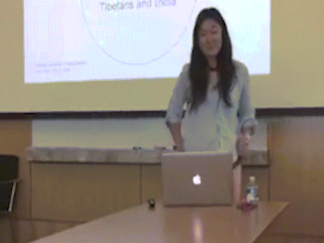 Bị giáo sư chỉ trích khi mặc quần ngắn, cô gái lột đồ ngay giữa buổi thuyết trình tốt nghiệp-1