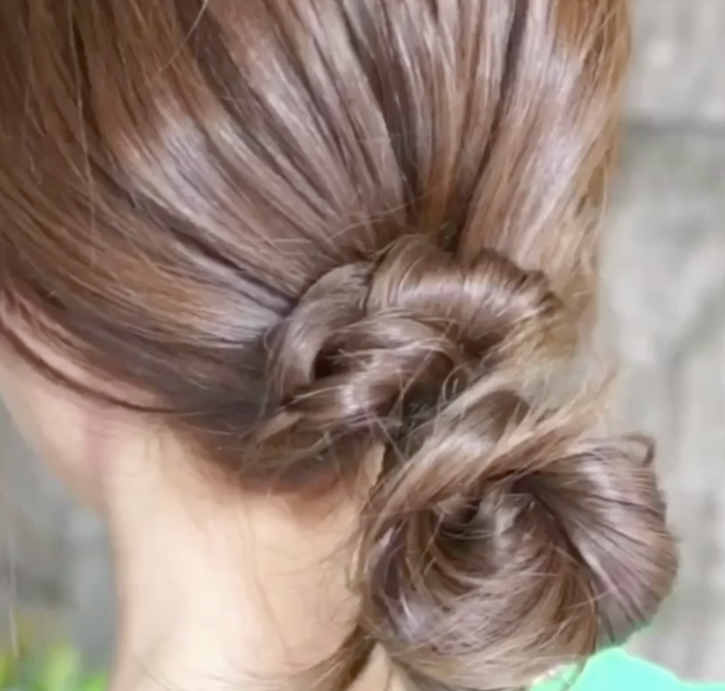 Hè nắng nóng mà không kịp chải chuốt thì cứ chọn 2 kiểu tóc vừa mát vừa nhanh gọn này-10