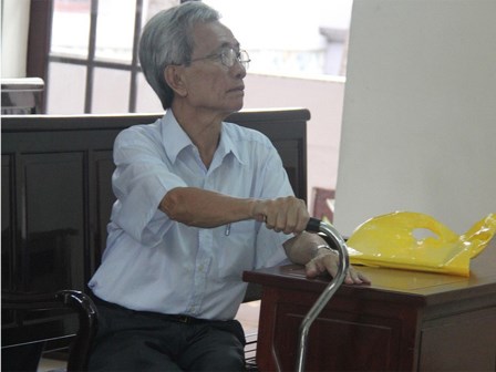 Xét xử ông lão 77 tuổi dâm ô trẻ em: Sửa bản án sơ thẩm từ 3 năm tù giam thành 18 tháng tù treo