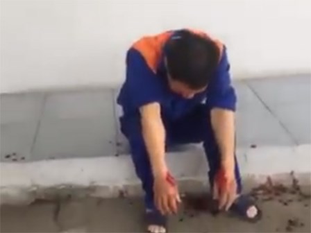 Clip: Nghi bị đổ thiếu, khách hàng đánh nhân viên cây xăng chảy máu mồm