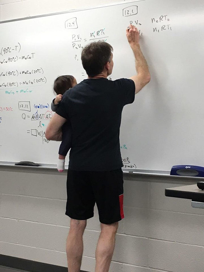 Giáo sư mặc quần đùi, bế con cho sinh viên khi giảng bài-1