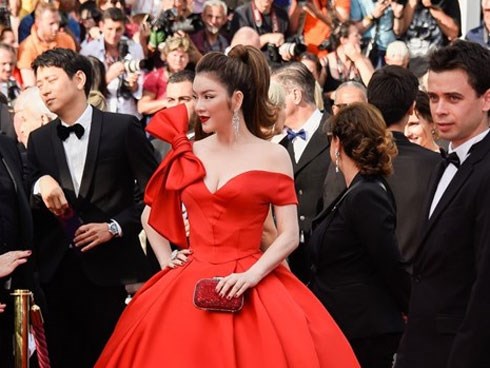 Loạt ảnh đẹp từ Cannes 2018 gửi về Việt Nam không ngờ vô tình bóc trần Lý Nhã Kỳ bị truyền thông quốc tế ghẻ lạnh